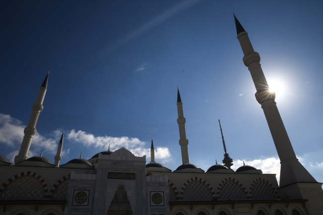 Çamlıca Camii'nin özel tasarım halıları serilmeye başlandı